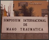 <div class=lightGallery-captions><p>Simposium internacional de mano traumática </p><p>Imagen del cartel de la celebración de esta cita médica </p><h4>Material cedido por 275 - FRATERNIDAD - MUPRESPA</h4><span>1977</span></div>